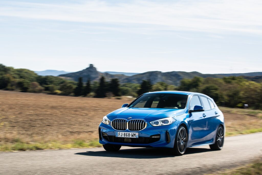 El nuevo BMW 120d brilla en Misano Blue y M Sport bajo el sol francés