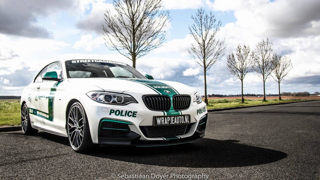 El BMW M235i recibe la decoración de la policía de Dubai en los Países Bajos