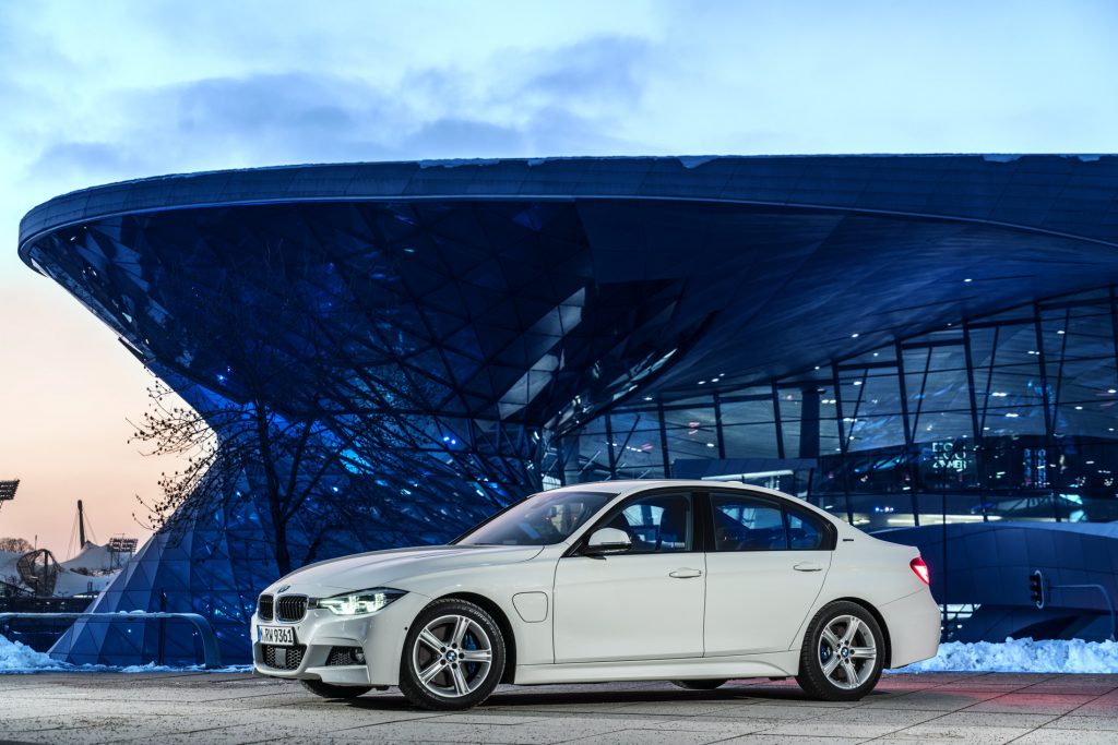 El nuevo BMW 330e de 2016 tiene una nueva sesión fotográfica