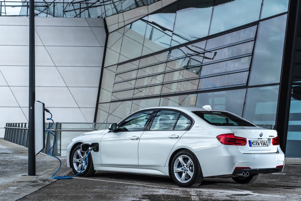 Un agente inmobiliario con sede en Londres cambia su flota a híbridos enchufables BMW 330e