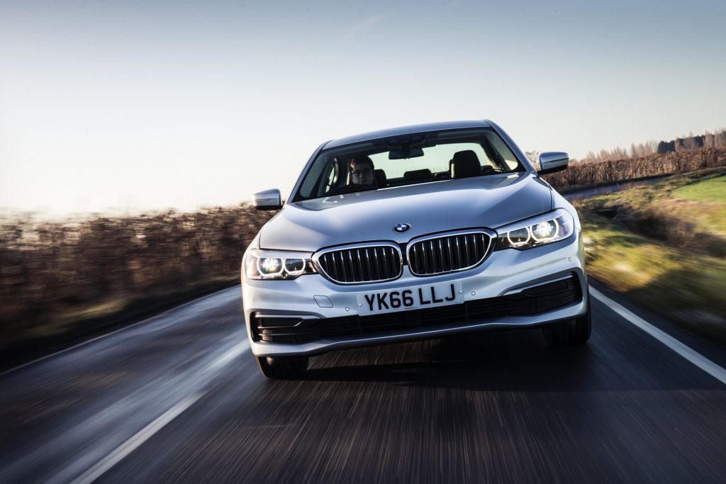 BMW 520d vs Mercedes-Benz E220d en una carrera de aceleración