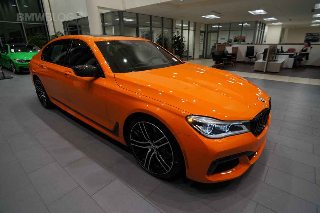 BMW 750i 2017 en el exclusivo y llamativo color Naranja Fuego