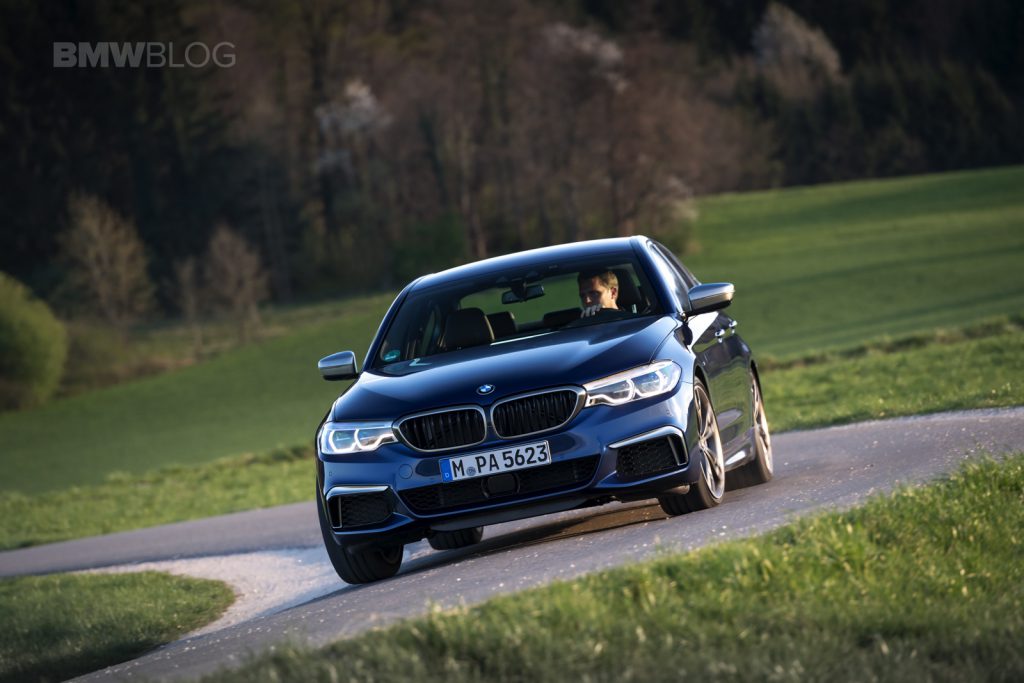 AutoTopNL conduce el BMW M550i xDrive POV