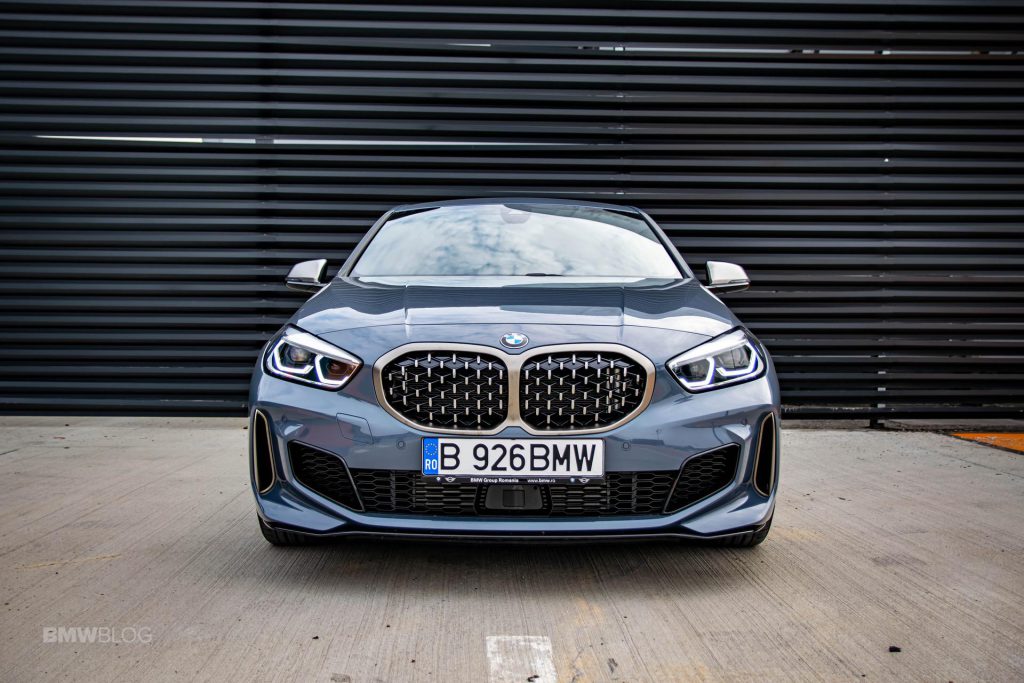 El BMW M135i compite con el Mercedes-AMG A35 en carreras de arrastre, mostrando carreras consistentes
