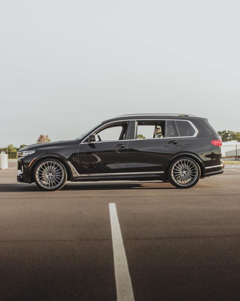 El ALPINA XB7 2021 tiene un aspecto elegante en color Zafiro Negro Metalizado