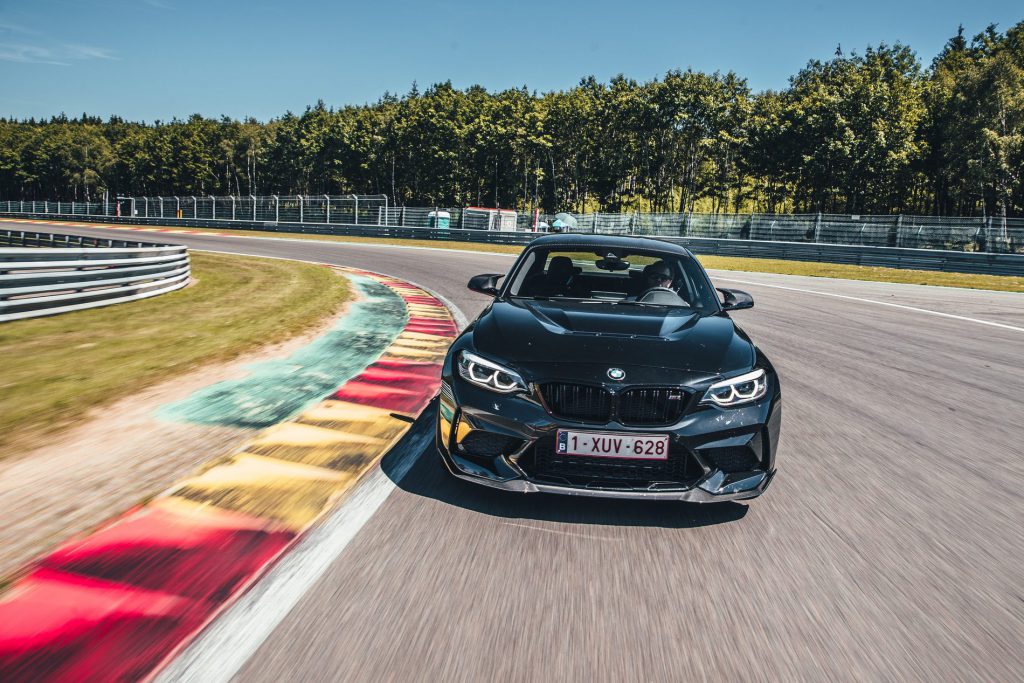 El BMW M2 CS en negro zafiro va a la pista de carreras