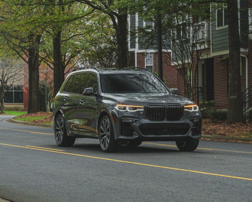 2021 BMW X7 M50i Grigio Telesto Perla Metalizado 01 830x664