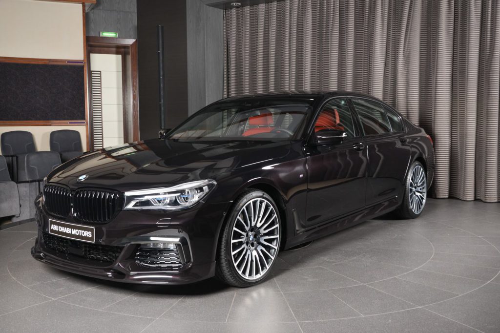 El BMW 730Li Individual de color negro rubí se mueve con llantas de 21″ en Abu Dhabi