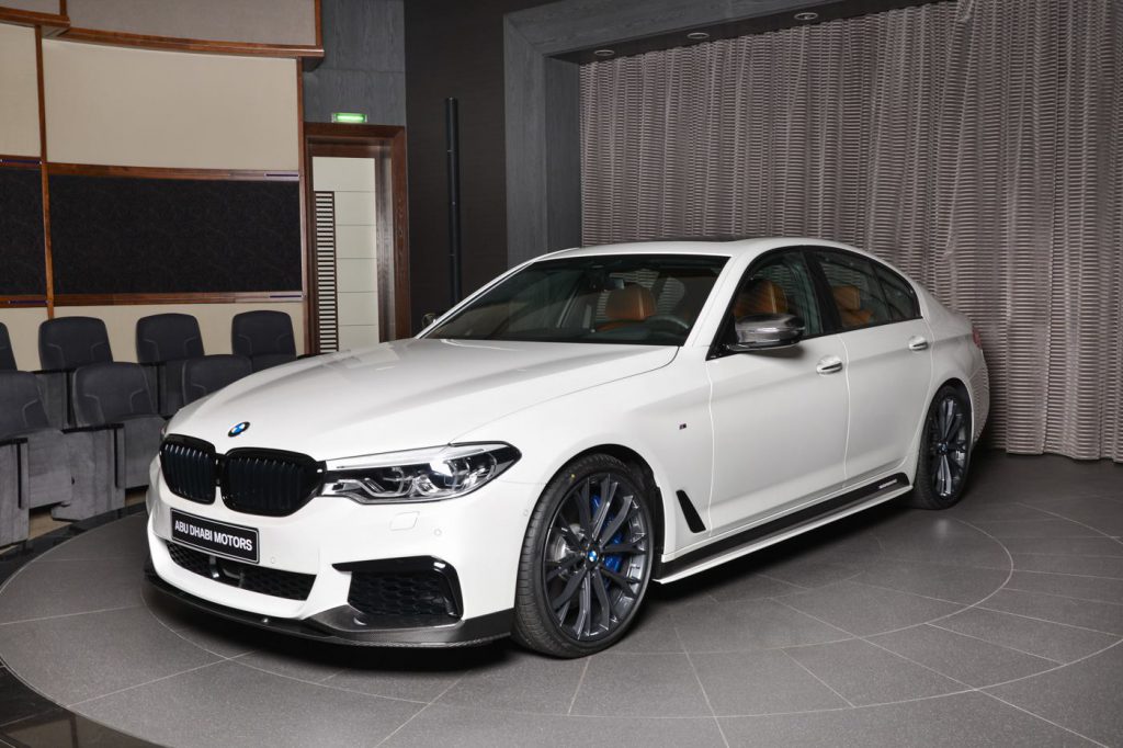 BMW M550i xDrive con kit M Performance completo entregado en Abu Dhabi