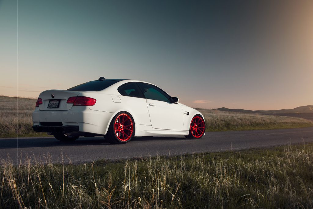 Un BMW E92 M3 con llantas rojo manzana