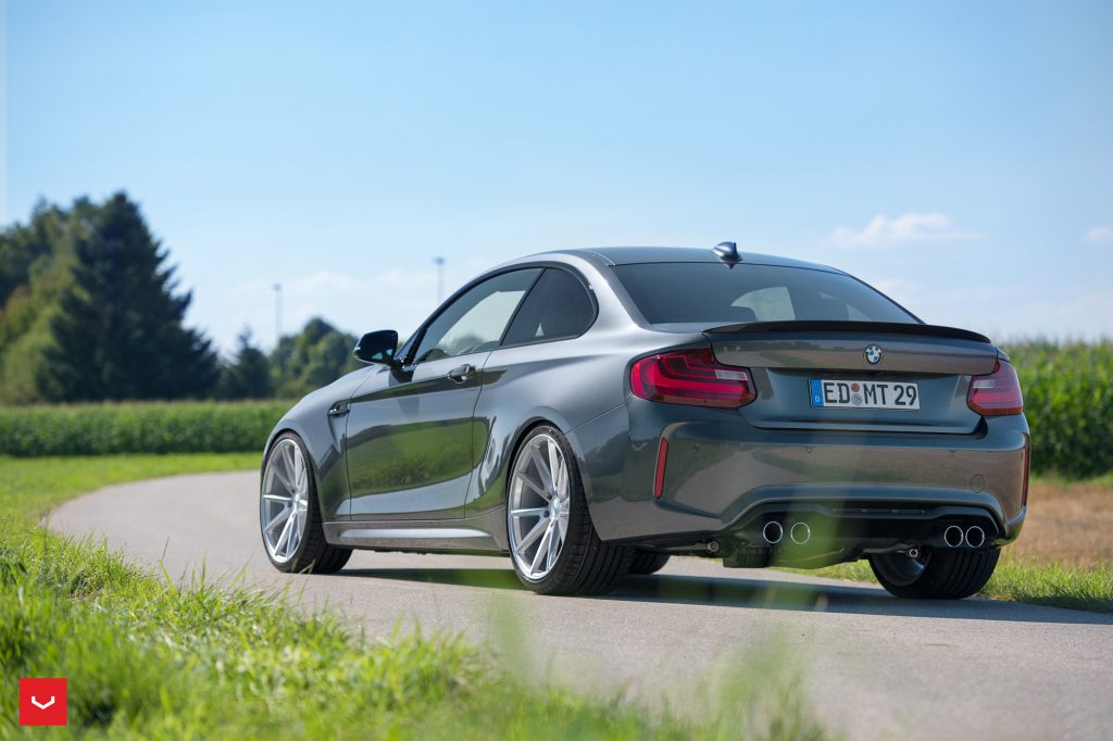 Un BMW M2 recibe la instalación de llantas plateadas VFS-1 de Vossen