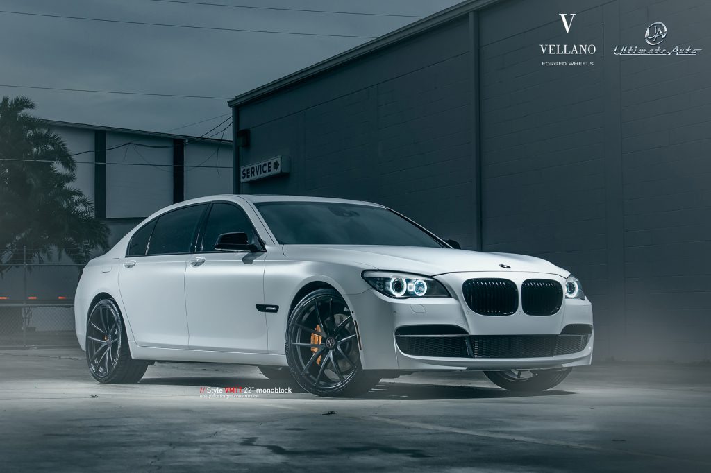Un lujoso BMW 740Li modificado con llantas forjadas Vellano
