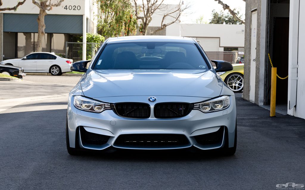 Un BMW F82 M4 metalizado con mejoras cosméticas