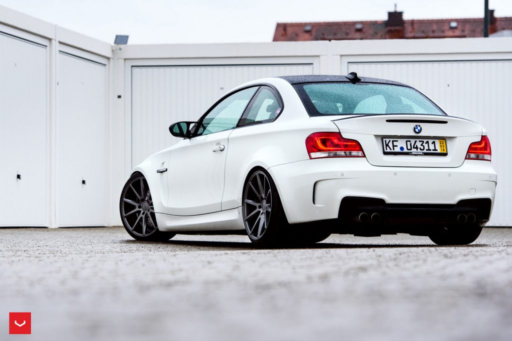 Alpine White BMW 1M obtiene ruedas Vossen VFS-1