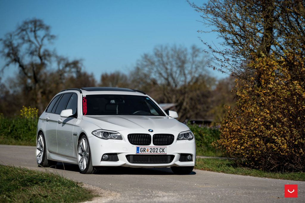 El BMW Serie 5 Touring blanco alpino recibe un juego de llantas Vossen