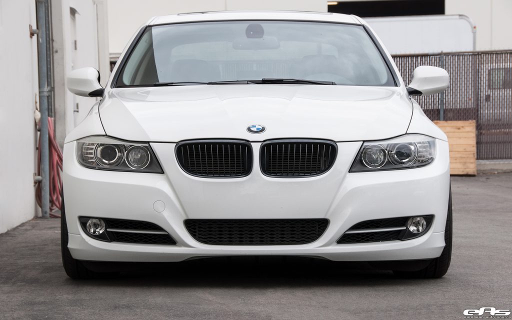 El BMW E90 335i de color blanco alpino recibe un juego de llantas de recambio