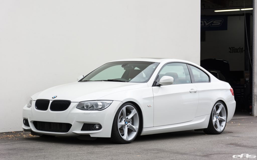 El BMW E92 335i blanco alpino recibe una actualización de la suspensión