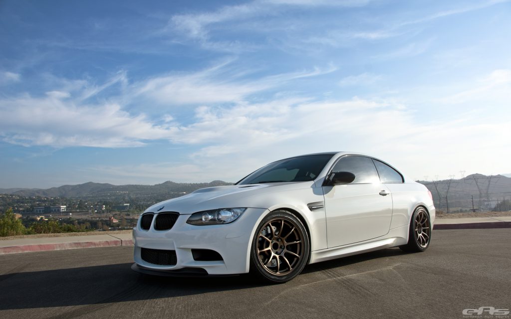 El BMW E92 M3 blanco alpino está listo para la pista