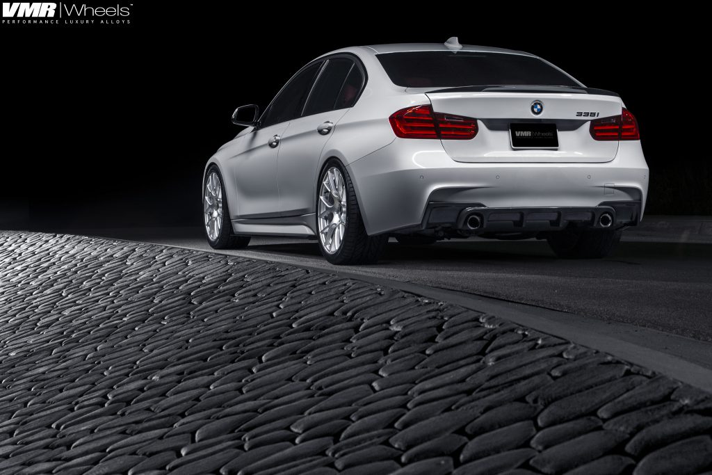 BMW F30 335i blanco alpino con un juego de llantas VMR