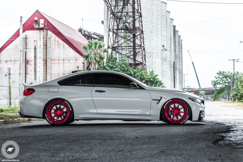 BMW M3 blanco alpino con llantas ADV.1 rojas cepilladas