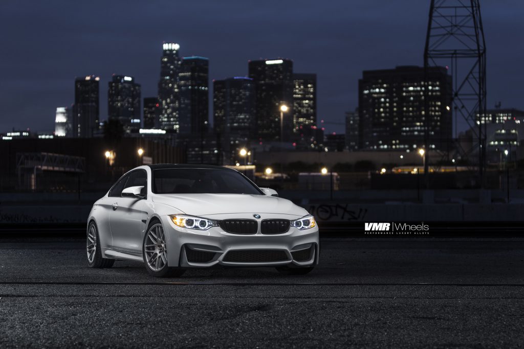 BMW M4 blanco alpino con llantas personalizadas VMR V703