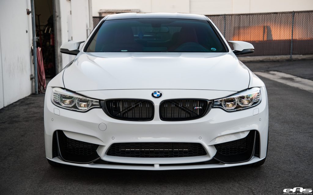 El BMW M4 blanco alpino con un paquete de competición recibe complementos del mercado de accesorios