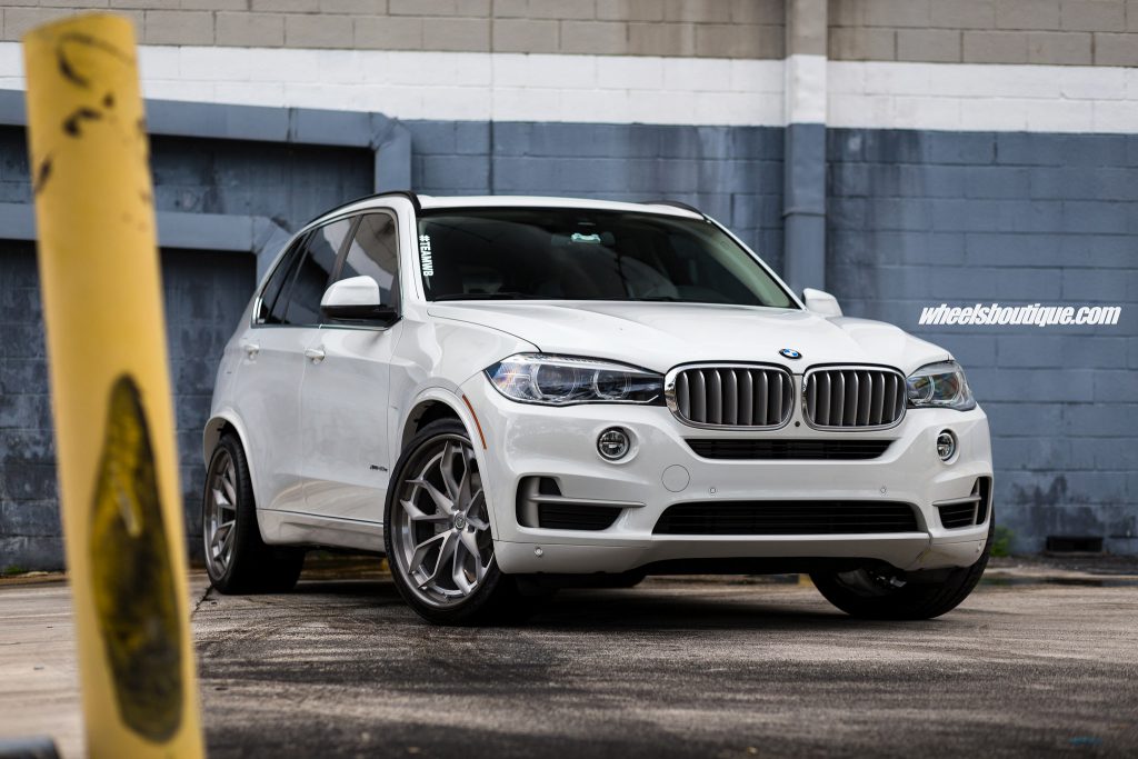 BMW X5 blanco alpino con llantas HRE S201H