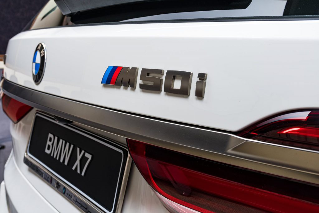 El BMW X7 M50i compite con el Mercedes-AMG G63 S y el Model X se une a la carrera.