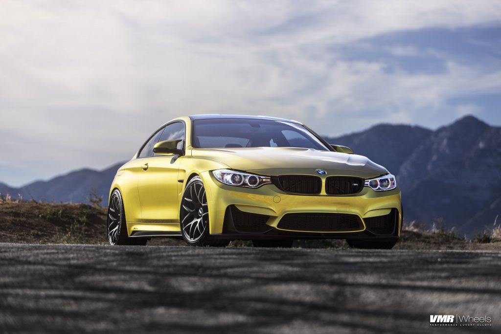 Austin amarillo BMW F82 M4 en las ruedas VMR V710