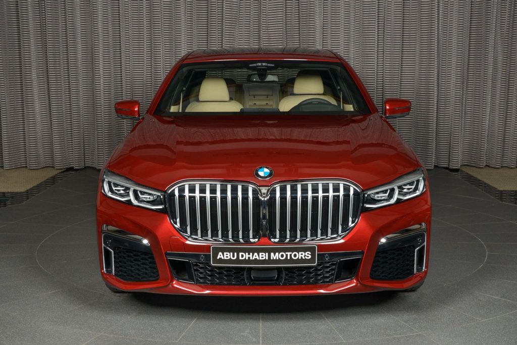 El BMW 730Li 2019 en Rojo Aventurina II metalizado muestra su enorme parrilla