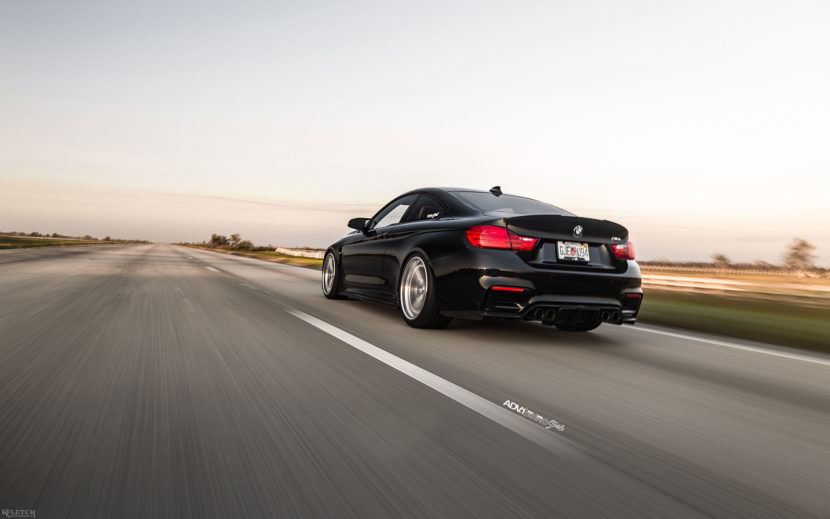 Fondo de pantalla del BMW M4 en color negro zafiro - Ruedas ADV.1
