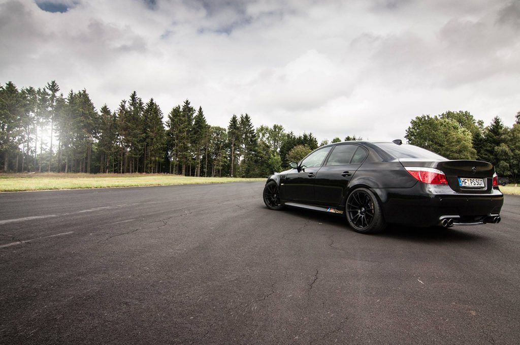 El BMW E60 M5 se revoluciona y casi golpea a la multitud
