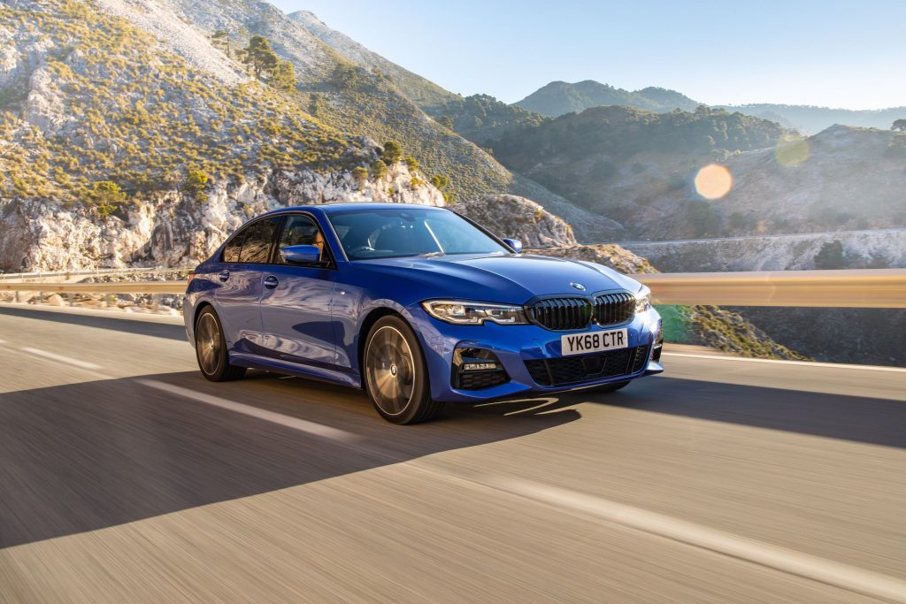 2019 BMW 320d mostrado en Portimao Blue durante una sesión de fotos