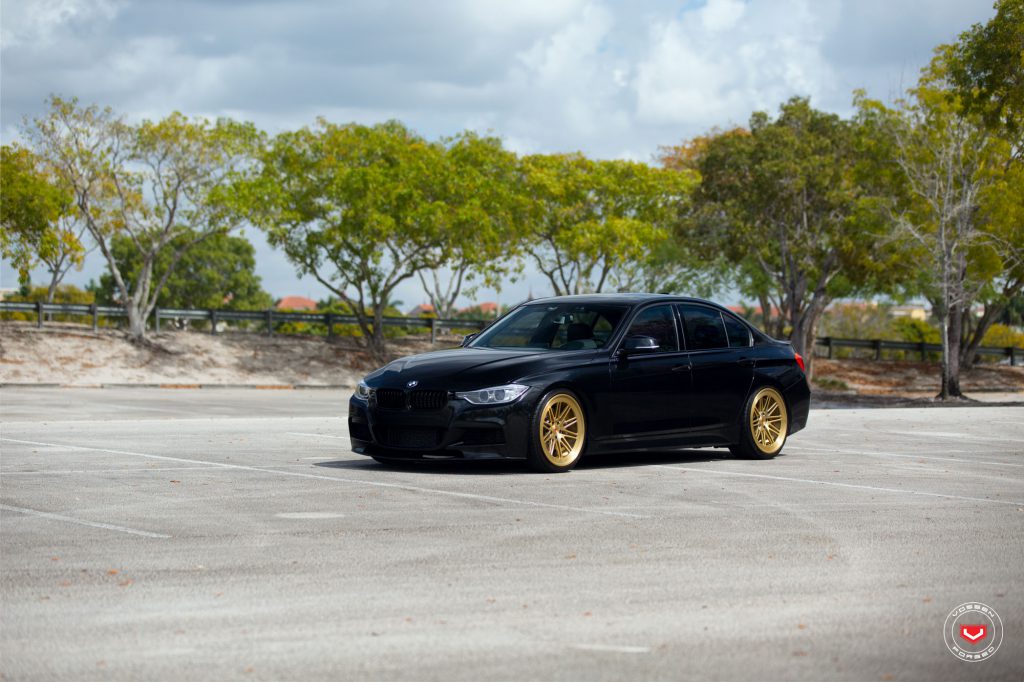 El BMW F30 335i negro recibe nuevas llantas en acabado dorado