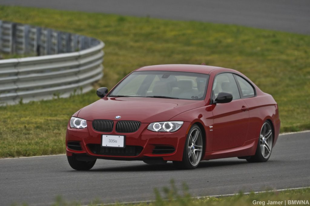 El BMW 335 de 2011 está en la pista de carreras