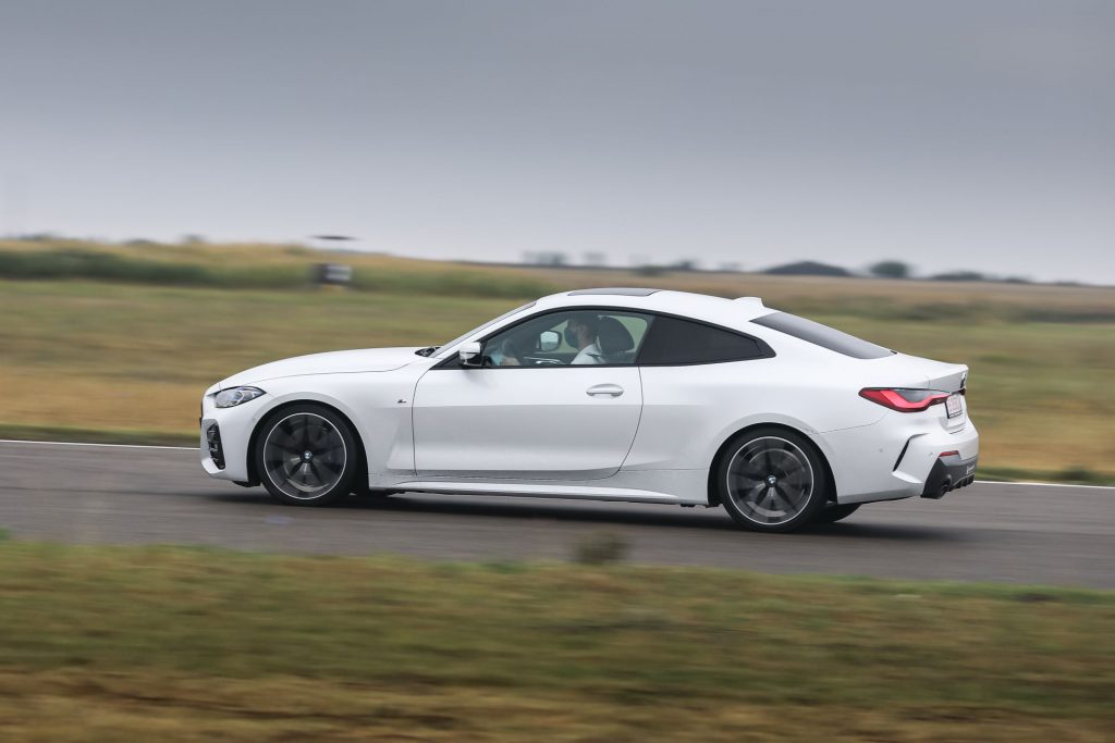 BMW Serie 4 renderizado como un modelo de nivel de entrada de huesos desnudos