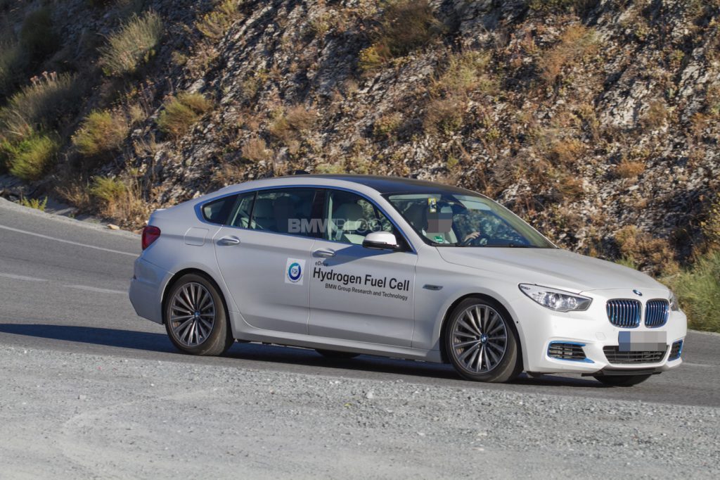 El prototipo BMW Serie 5 GT de pila de combustible de hidrógeno es visto durante las pruebas