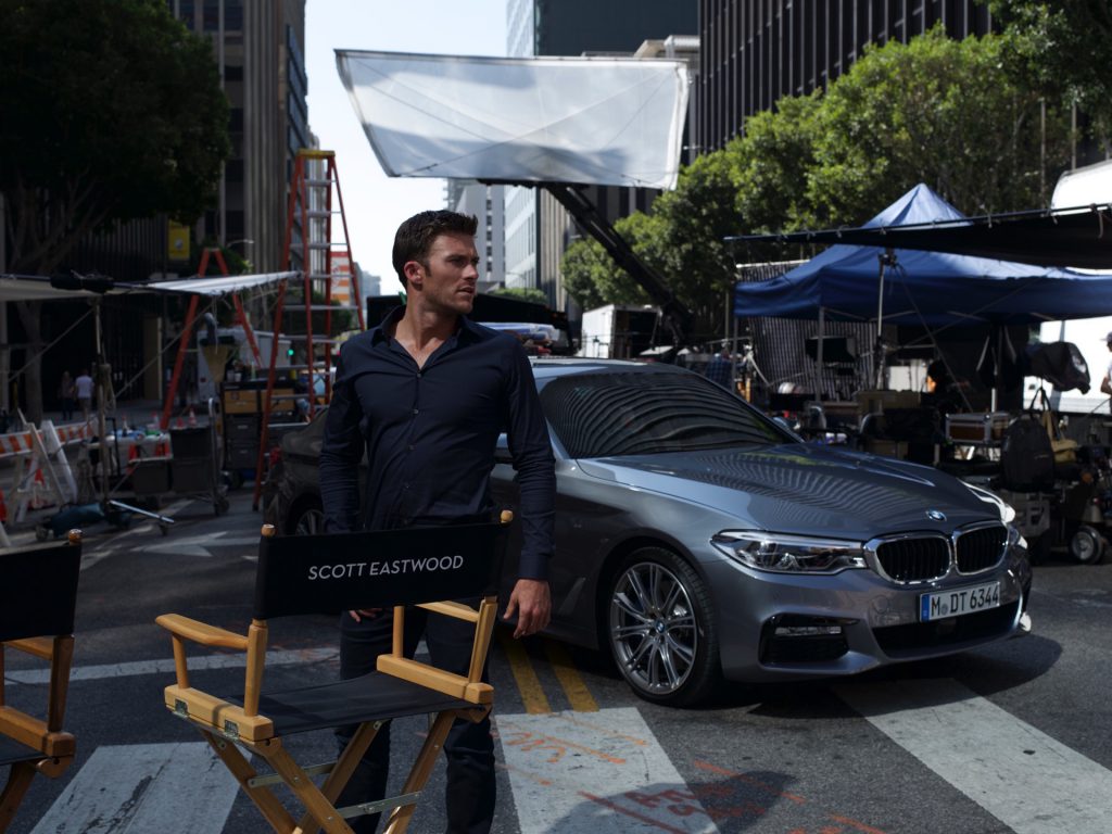 Scott Eastwood escapa de los paparazzi en su nuevo BMW Serie 5