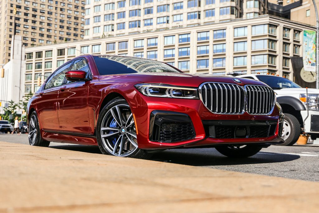 El nuevo BMW 750i Facelift brilla en el hermoso color Rojo Aventurina