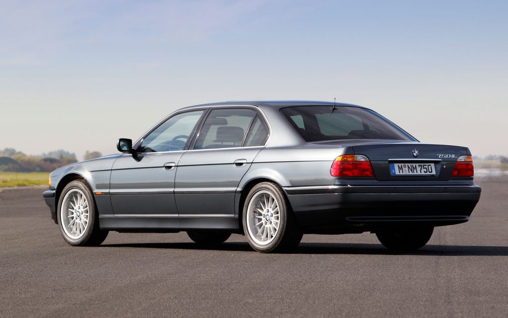 Echa un vistazo a este BMW Serie 7 con motor E39 M5 en Cars and Bids