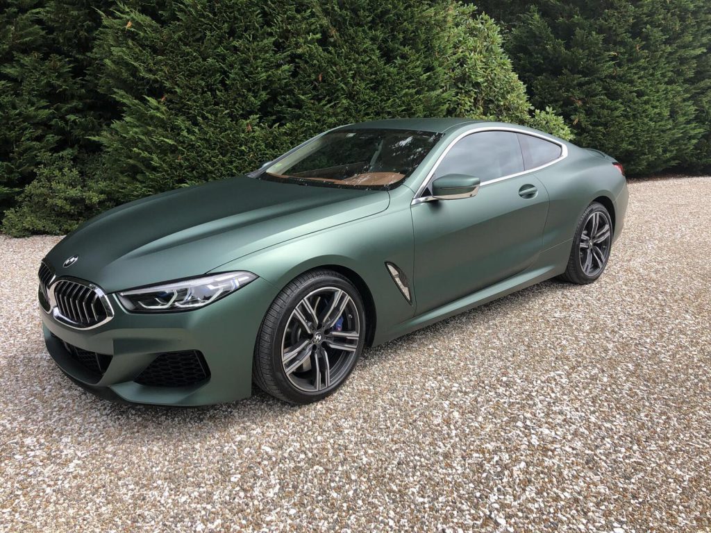 BMW Serie 8 Coupé envuelto en lámina metálica verde pino mate