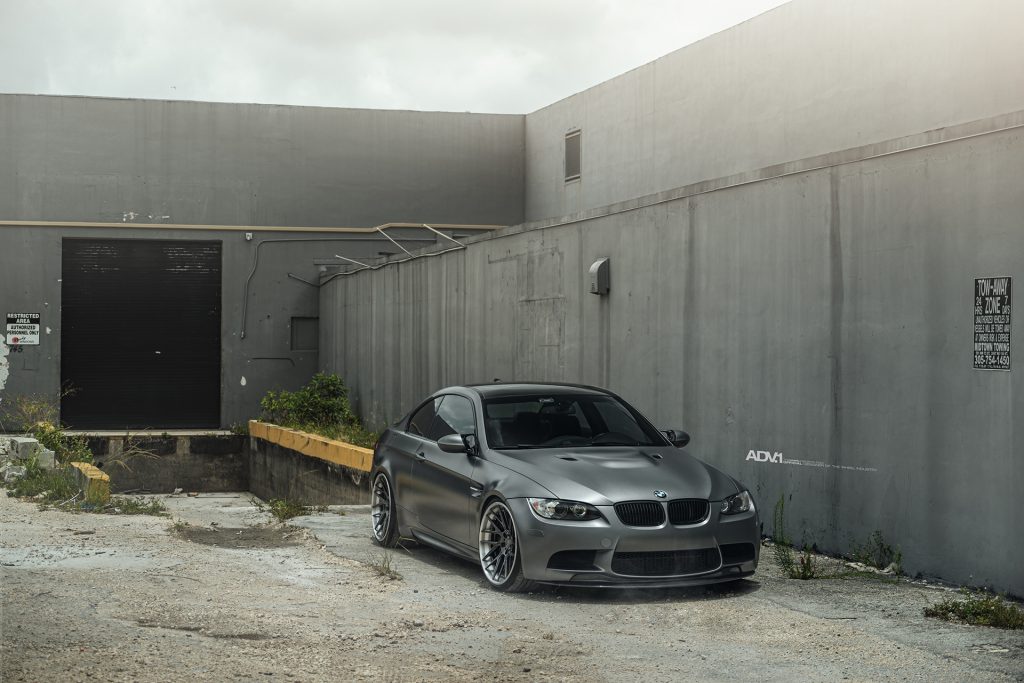 El BMW M3 gris congelado recibe las nuevas llantas ADV.1