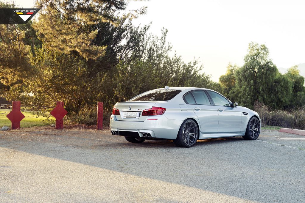 Un BMW M5 metalizado en Silverstone con llantas Vorsteiner V-FF 103