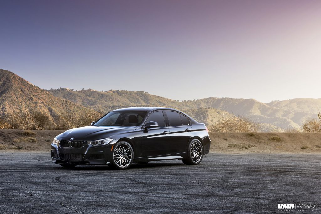 BMW F30 335i con llantas VMR V801 en negro mercurio
