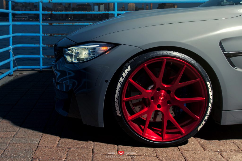 BMW F82 M4 con llantas Vossen VPS-306