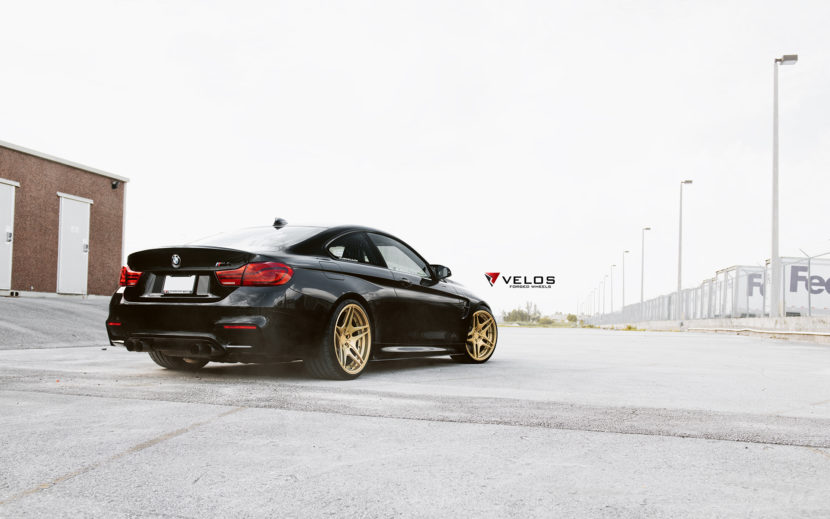 El BMW M4 de color negro zafiro metalizado recibe llantas doradas de Velos Designwerks