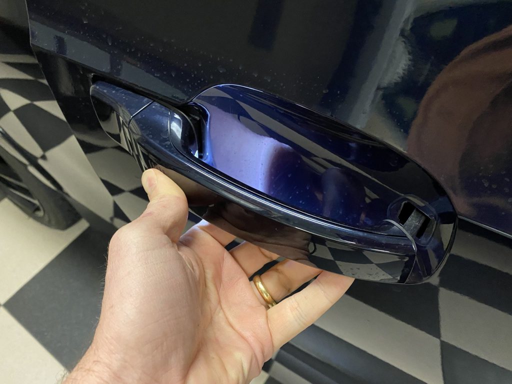 Cómo arreglar un tirador de puerta suelto en el BMW i3