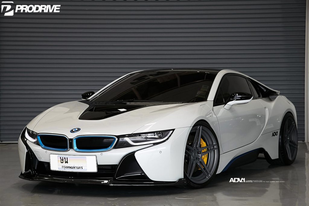 BMW i8 blanco perla con llantas ADV.1 y Aero de fibra de carbono Vorsteiner