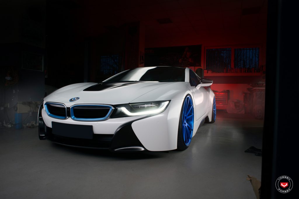 Las llantas Vossen dan un nuevo aspecto a un BMW i8