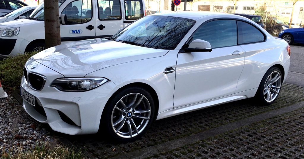 El BMW M2 se viste de blanco